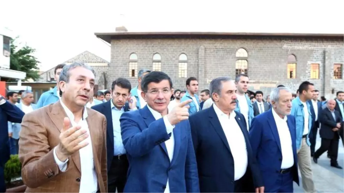 Diyarbakır\'da Huzur İsteyen Vatandaşa Davutoğlu\'ndan Manidar Yanıt