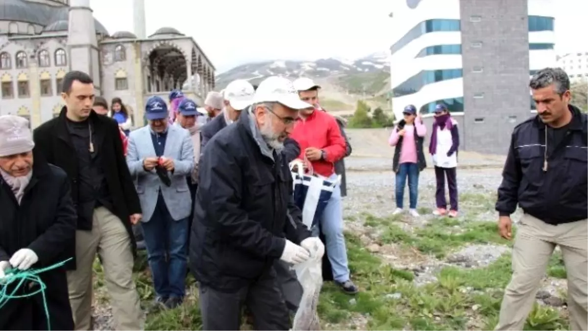 Enerji Bakanı Yıldız, Erciyes\'te Temizlik Etkinliğine Katıldı