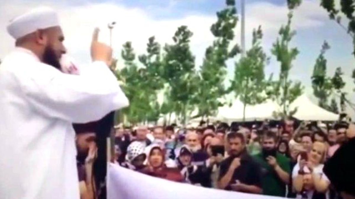 Fetih Şöleni'ne Damga Vuran Adamın Skandal Fotoğrafı Ortaya Çıktı