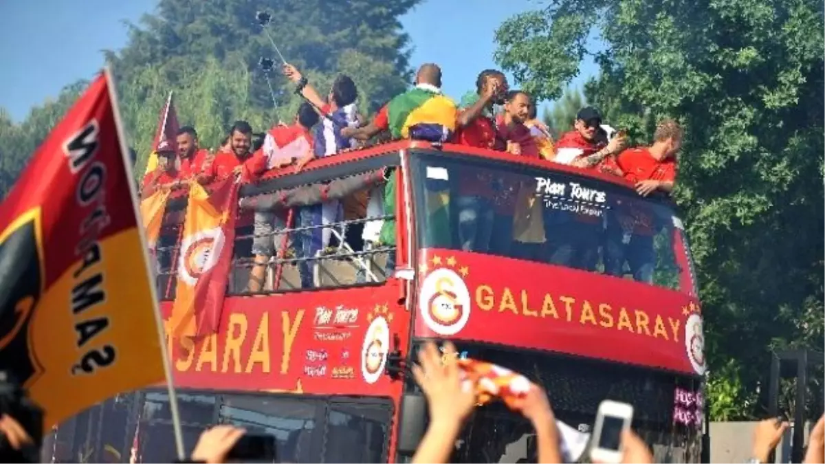 Galatasaray Kafilesi Stadyuma Hareket Etti