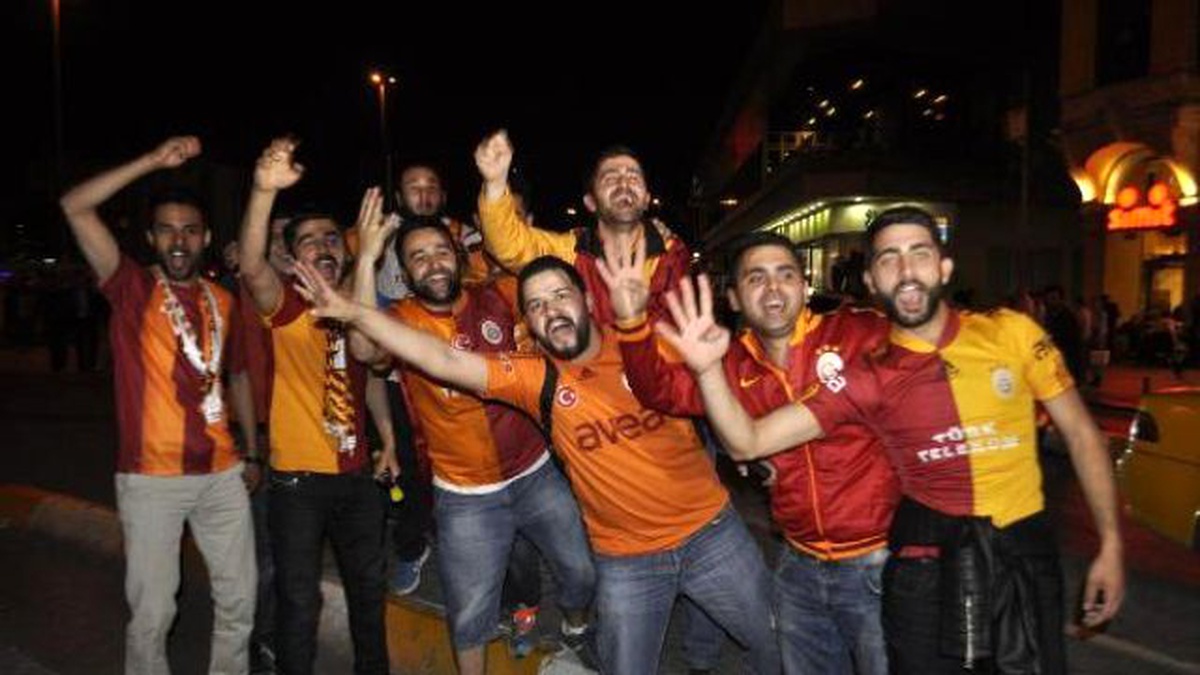 Galatasaraylı Taraftarlar, Şampiyonluğu Taksim\'de Kutladı