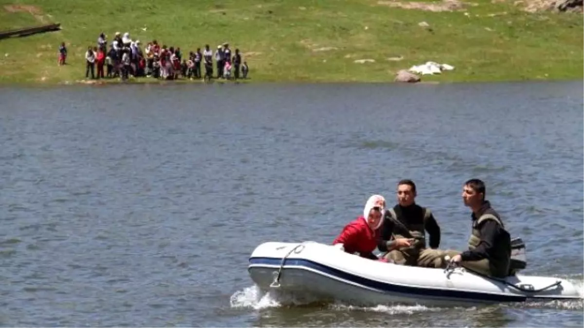 Hamile Kadın Jandarma Tarafından Botla Kurtarıldı