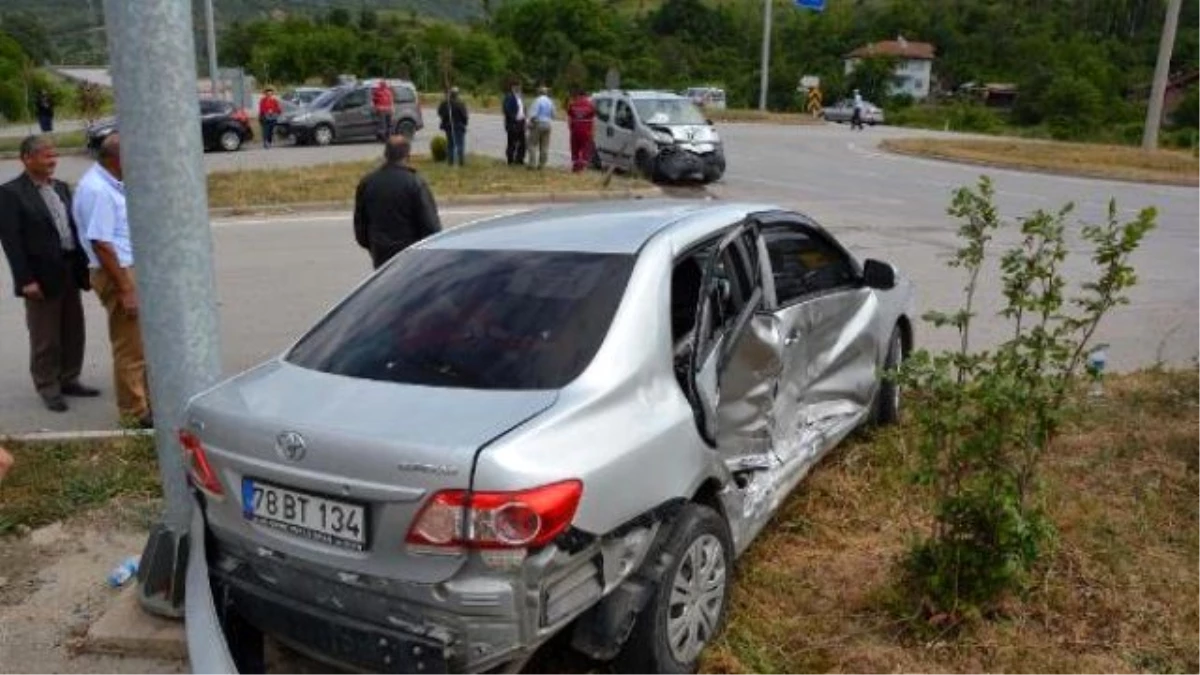 Karabük\'te 2 Otomobil Çarpıştı: 5 Yaralı