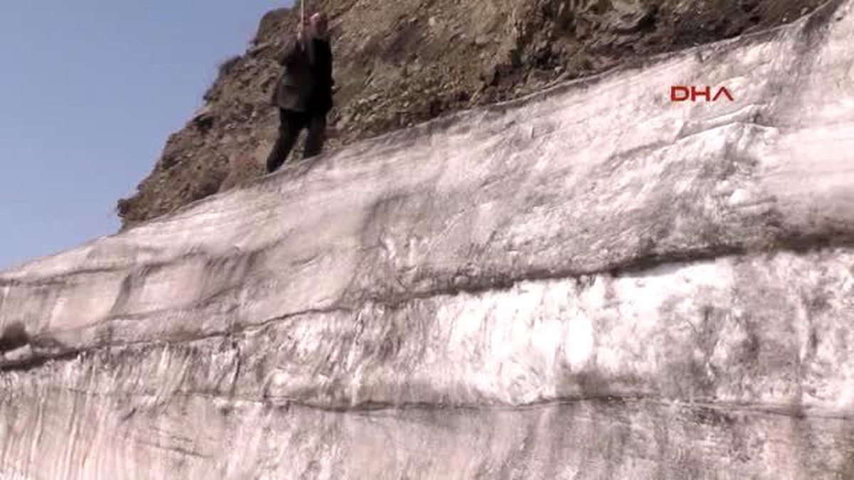 Muş\'ta 3 Metrelik Karı,görenler Şaşırıyor
