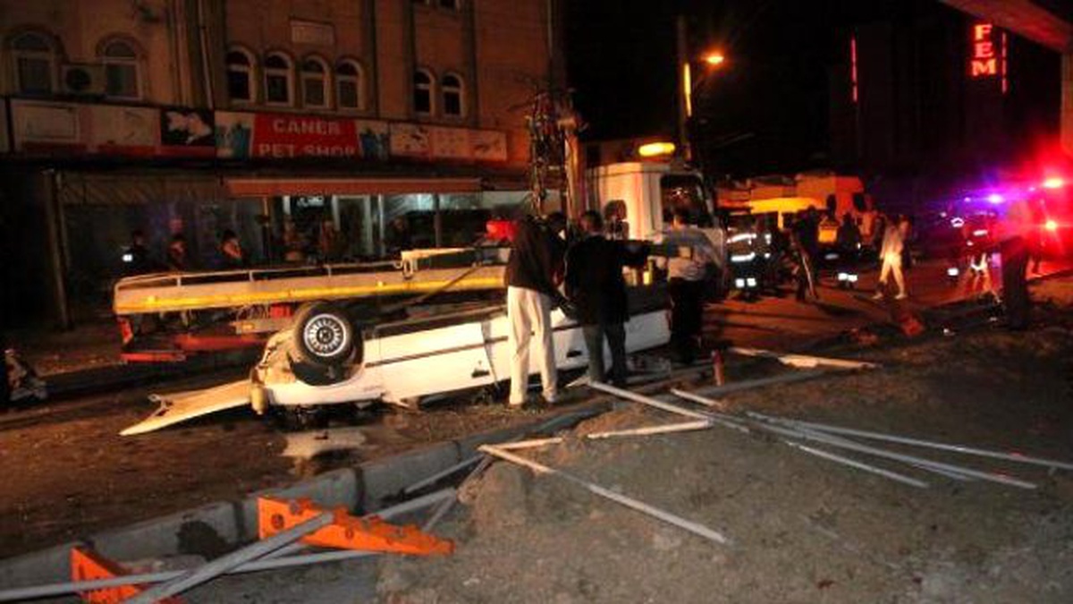 Otomobil Köprüden Uçtu: 1 Yaralı