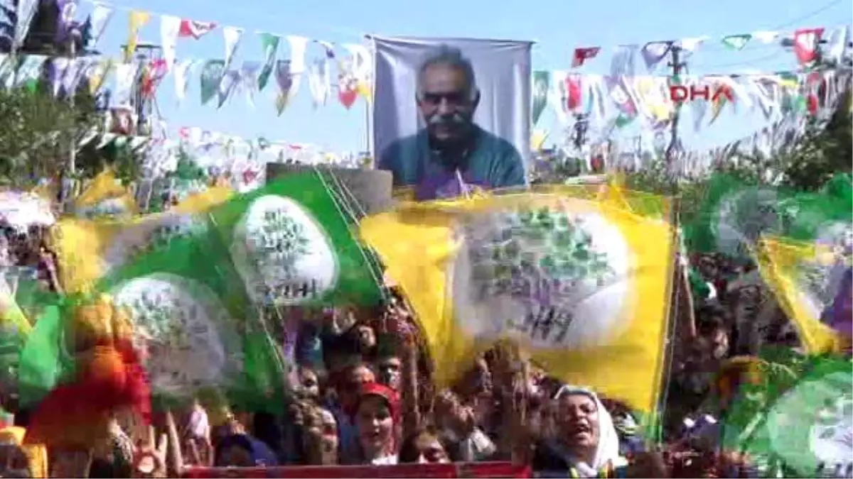 Şanlıurfa Hdp Mitinginde Öcalan Posteri Açıldı, Türk Bayrağı Sallandı