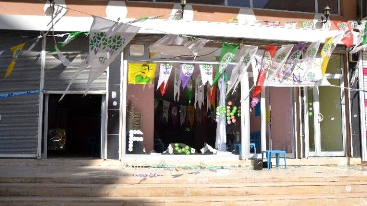 Silvan\'da Hdp Kadın Seçim Bürosuna Saldırı