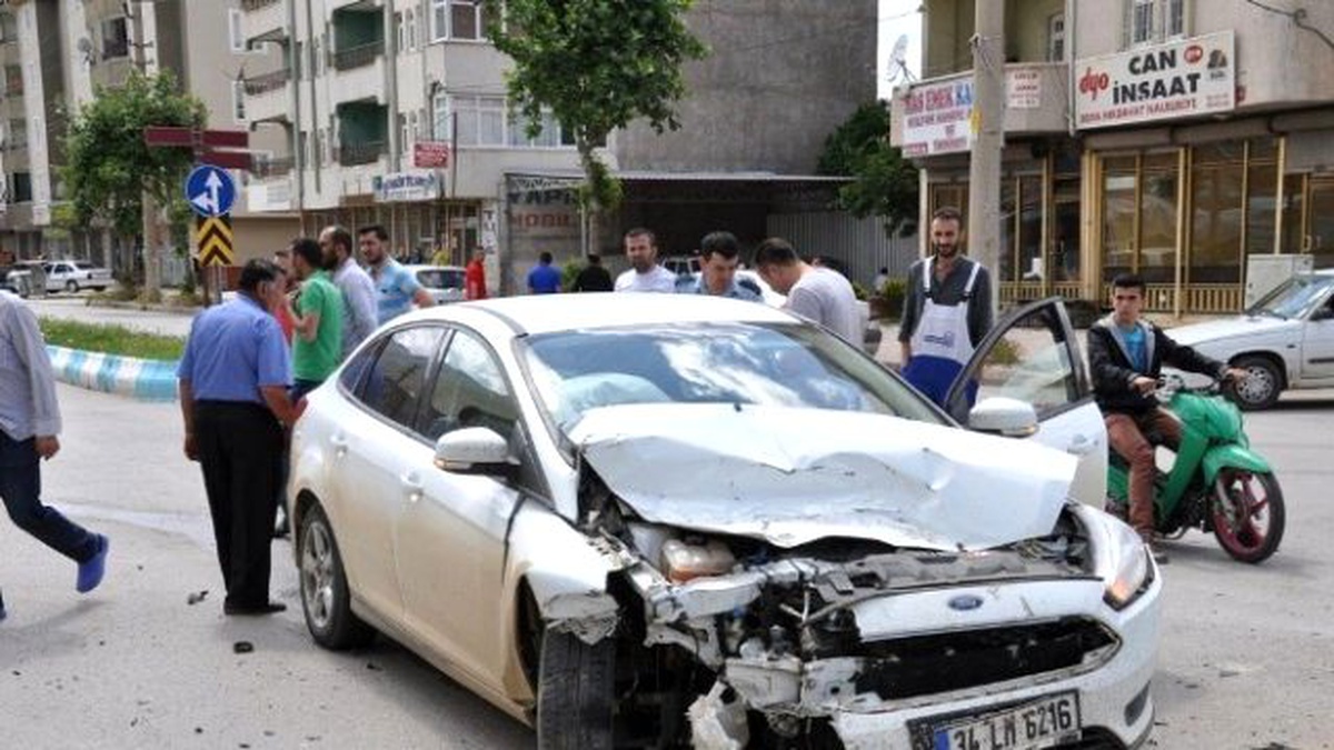 İşçi Taşıyan Kamyonet Kaza Yaptı: 5 Yaralı