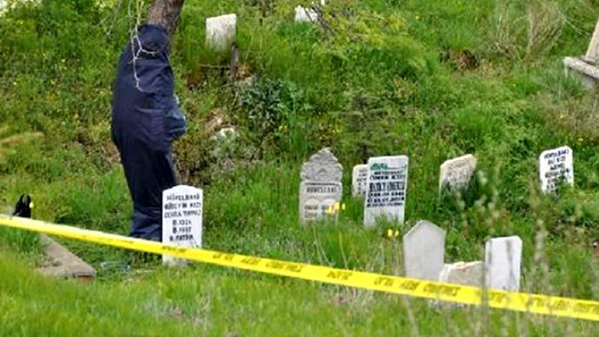 28 Yaşındaki Genç, Babasının Mezarı Başında İntihar Etti
