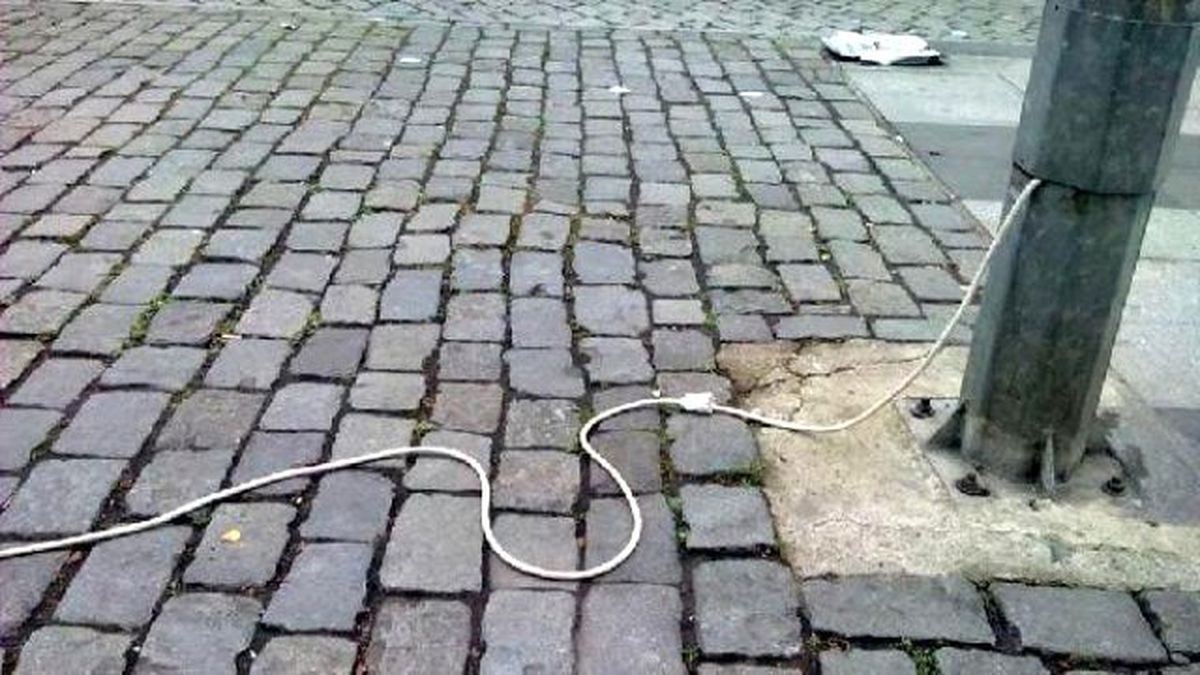 AK Parti Seçim TIR\'ına Mobese Direğinden Elektrik
