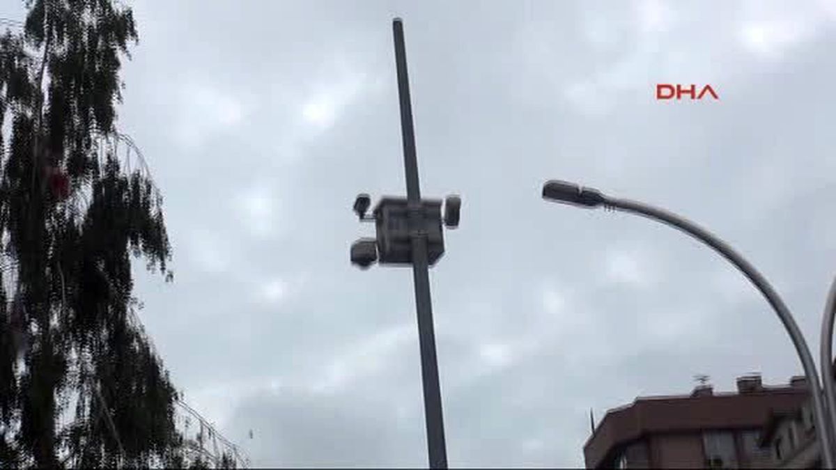 AK Parti Seçim Tır\'ına Mobese Direğinden Elektrik