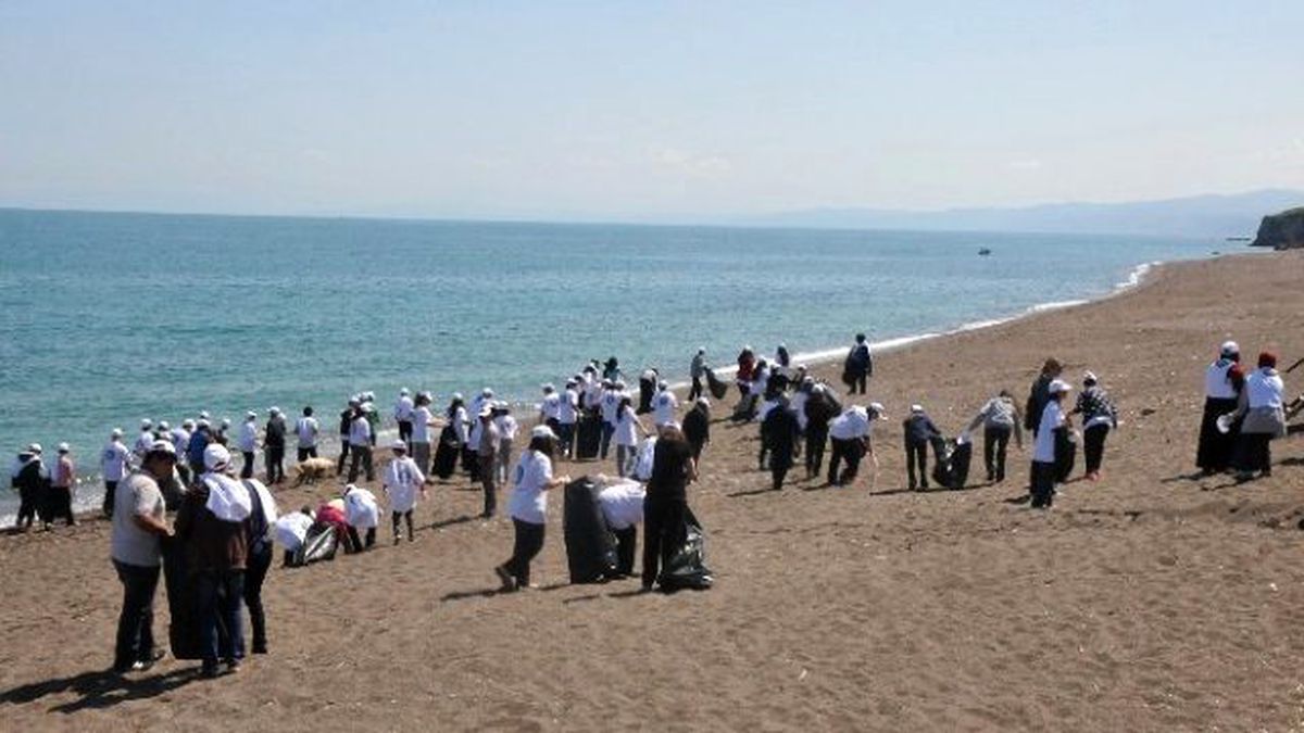 Akçakoca\'da Gençler Plajları Temizledi