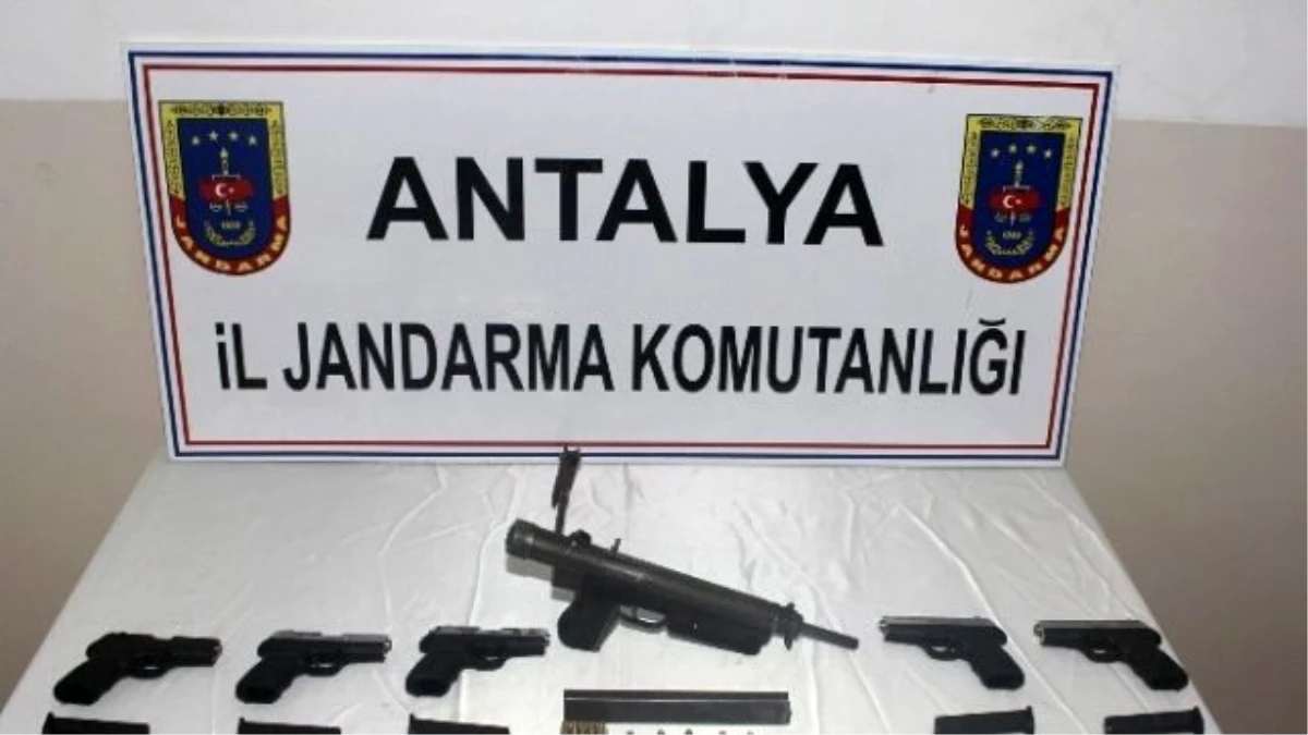 Antalya\'da Bir Otomobilde Uzun Namlulu Silah Ele Geçirildi