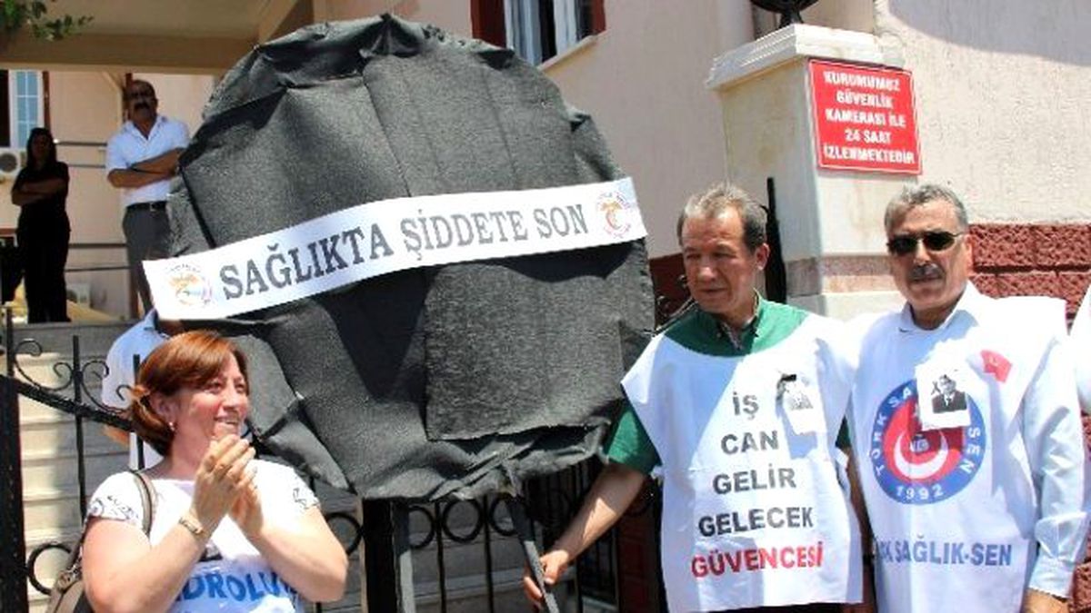 Aydın\'da Hekimlerden Siyah Çelenkli Protesto