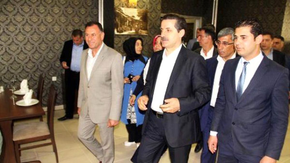Bakan Çelik: Bir Elde Demokrasi, Bir Elde Silahı Türkiye Kaldırmaz