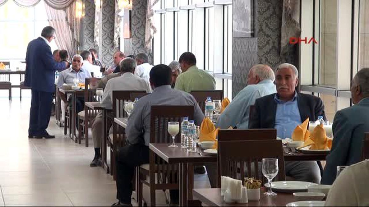 Bakan Çelik: Bir Elde Demokrasi, Bir Elde Silahı Türkiye Kaldırmaz