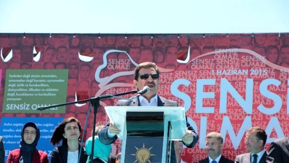 Bakan Güllüce CHP Standına Karanfil Bıraktı