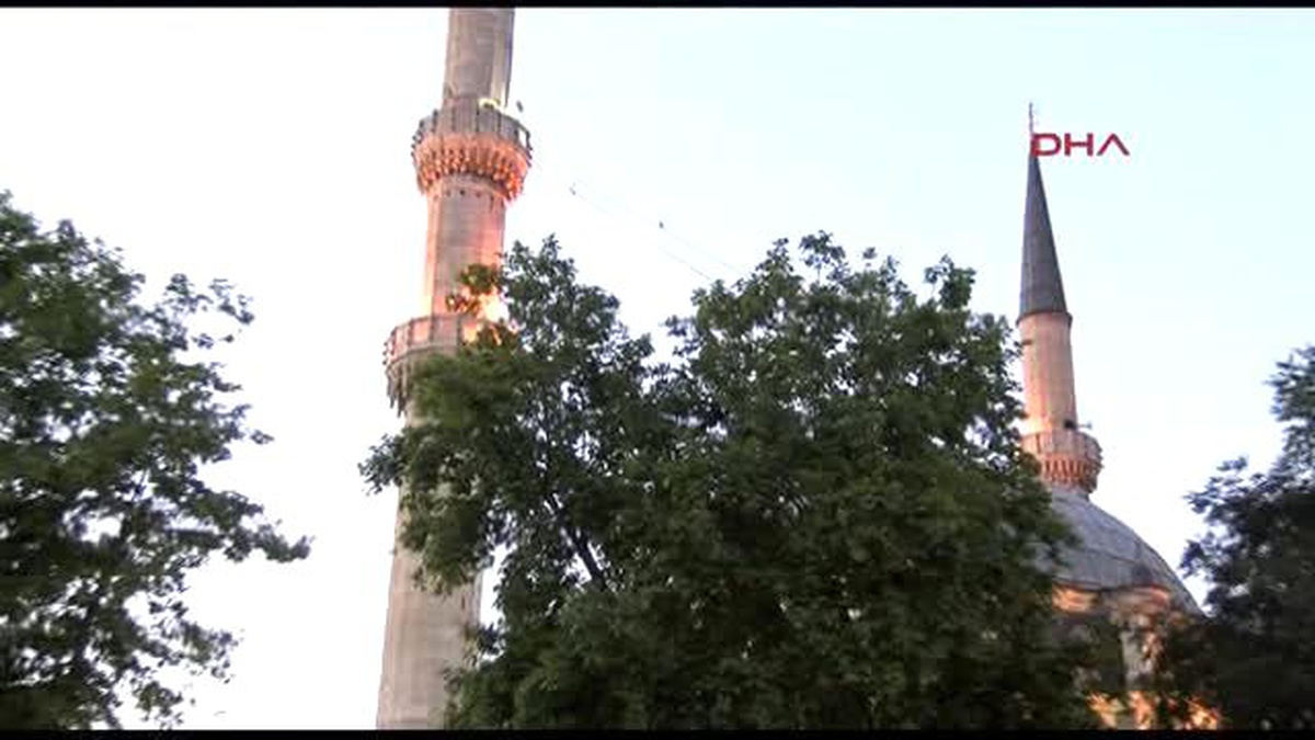 Berat Kandili Nedeniyle Vatandaşlar Camilere Akın Etti