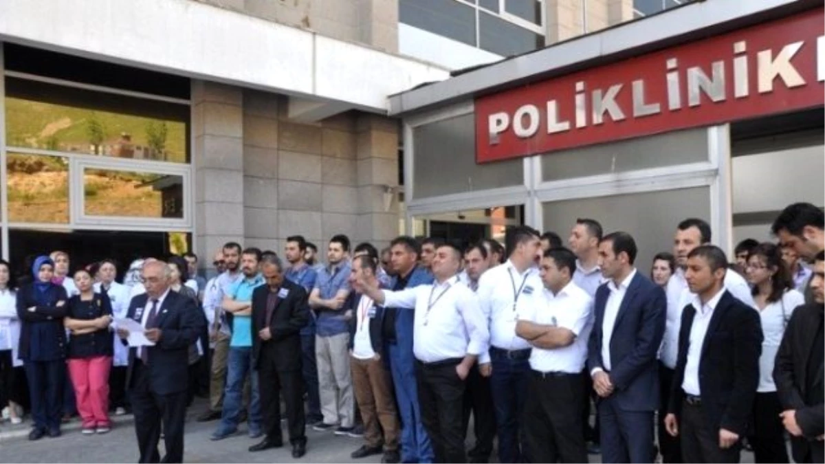 Bitlis\'teki Sağlık Çalışanları 15 Dakka İş Bıraktı