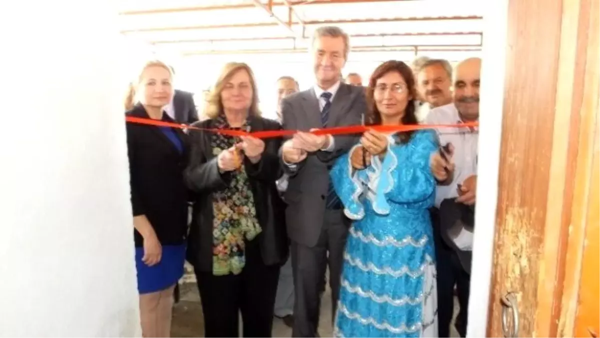 Burhaniye\'de Kursiyer Kadınların Giysileri İlgi Odağı Oldu