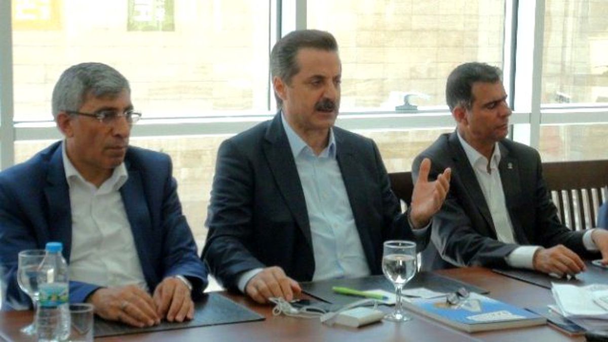 Çelik: "Bir Elde Demokrasi Bir Elde Silah Olmaz"