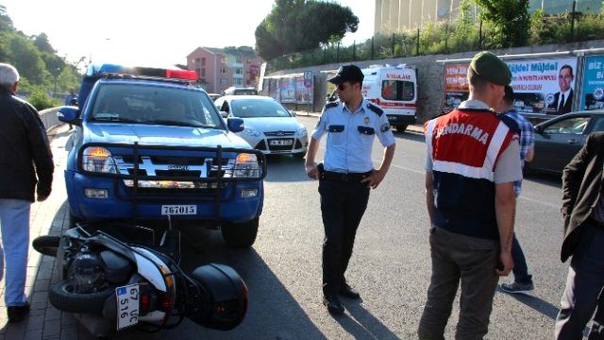 Devrilen Motosiklet Jandarma Aracının Altına Girdi: 1 Yaralı