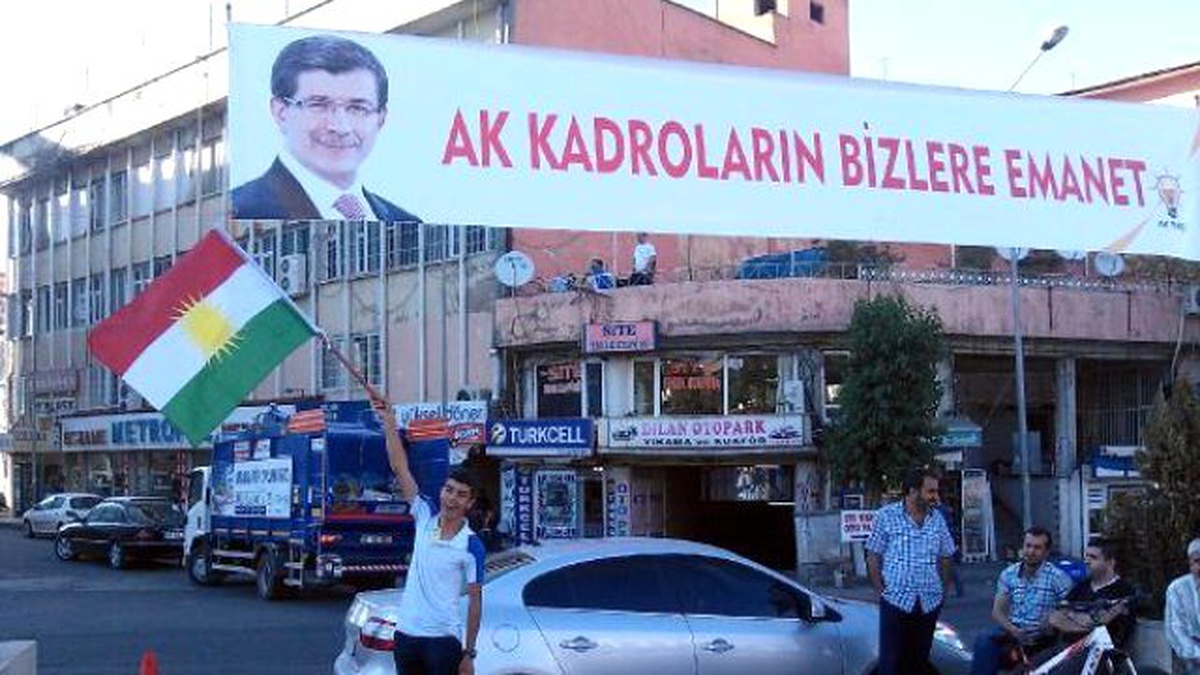 Diyarbakır\'da Barzani\'ye Bayraklı Destek