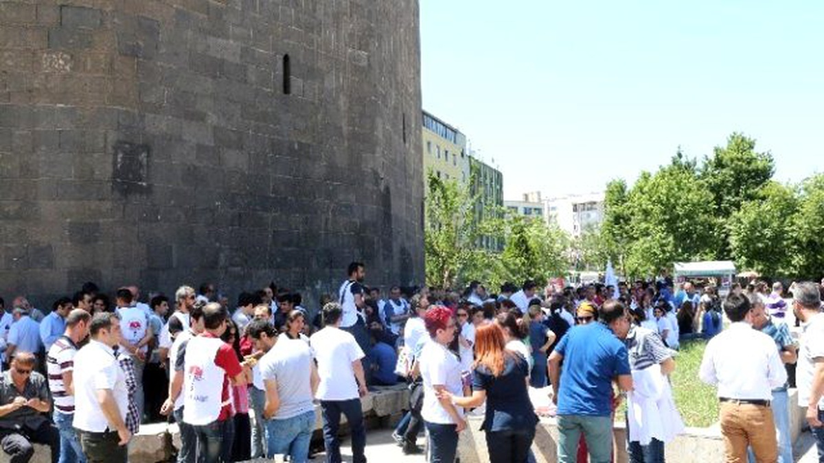 Diyarbakır\'da Sağlıkçılar Samsun\'da Öldürülen Doktor İçin Yürüdü