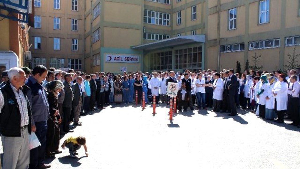 Erzurum\'da Doktorlar, Öldürülen Meslektaşları İçin İş Bıraktılar