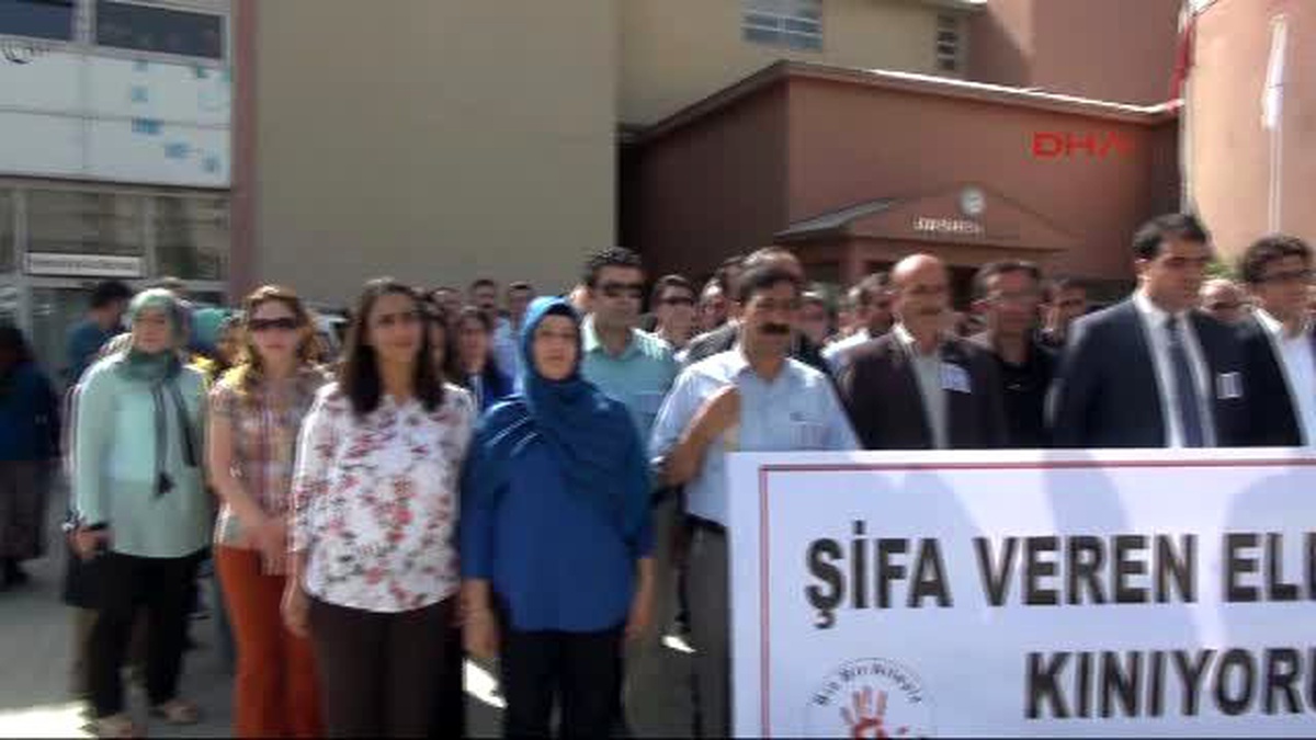 Hakkari\'deki Sağlık Çalışanları, Öldürülen Doktor İçin Eylem Yaptı