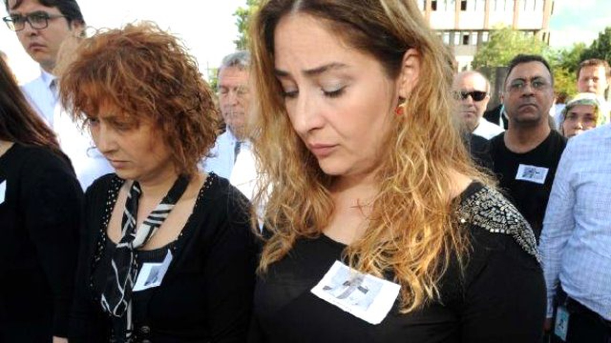 Hastane Çalışanları Doktora Kurşunu Protesto Etti