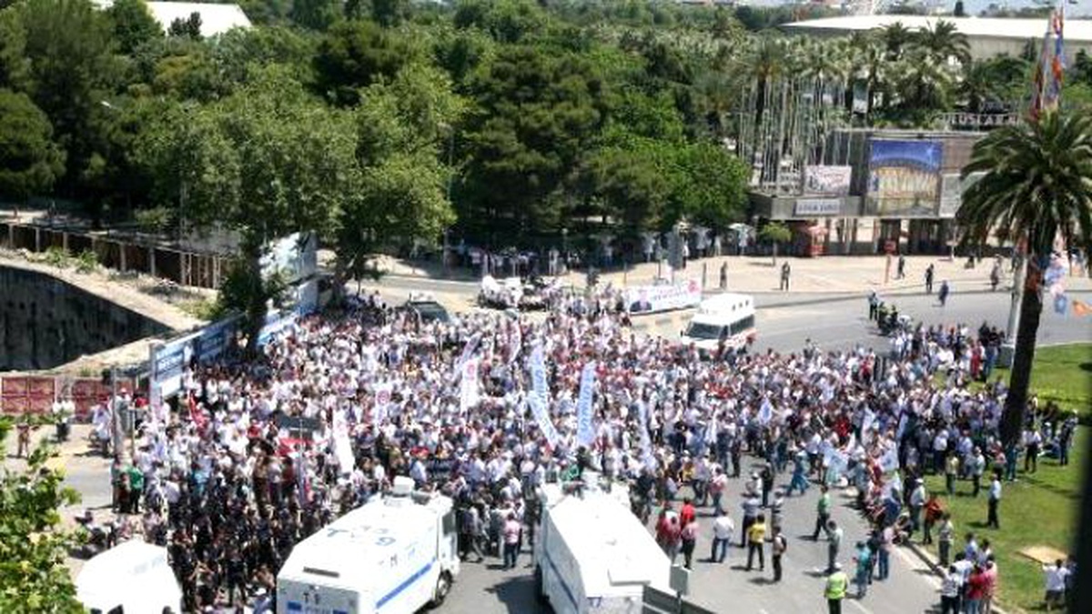 İzmir\'de Doktorlar, Kırmızıya Boyanmış Beyaz Önlük Astı