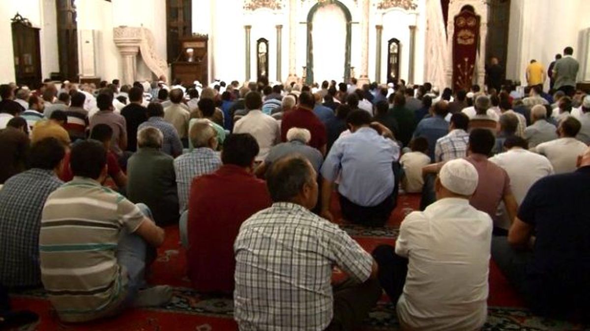 İzmir\'de Kandil Coşkusu Camileri Doldurdu