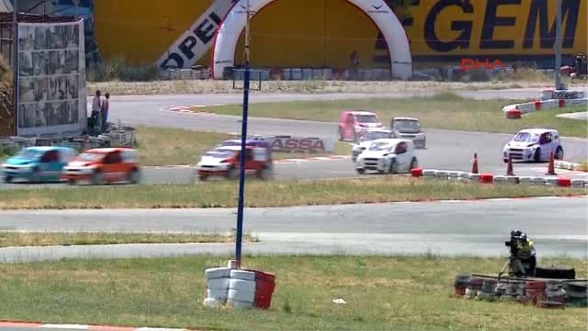 İzmir Oyuncu Ümit Erdim Yarış Otomobiliyle Takla Attı