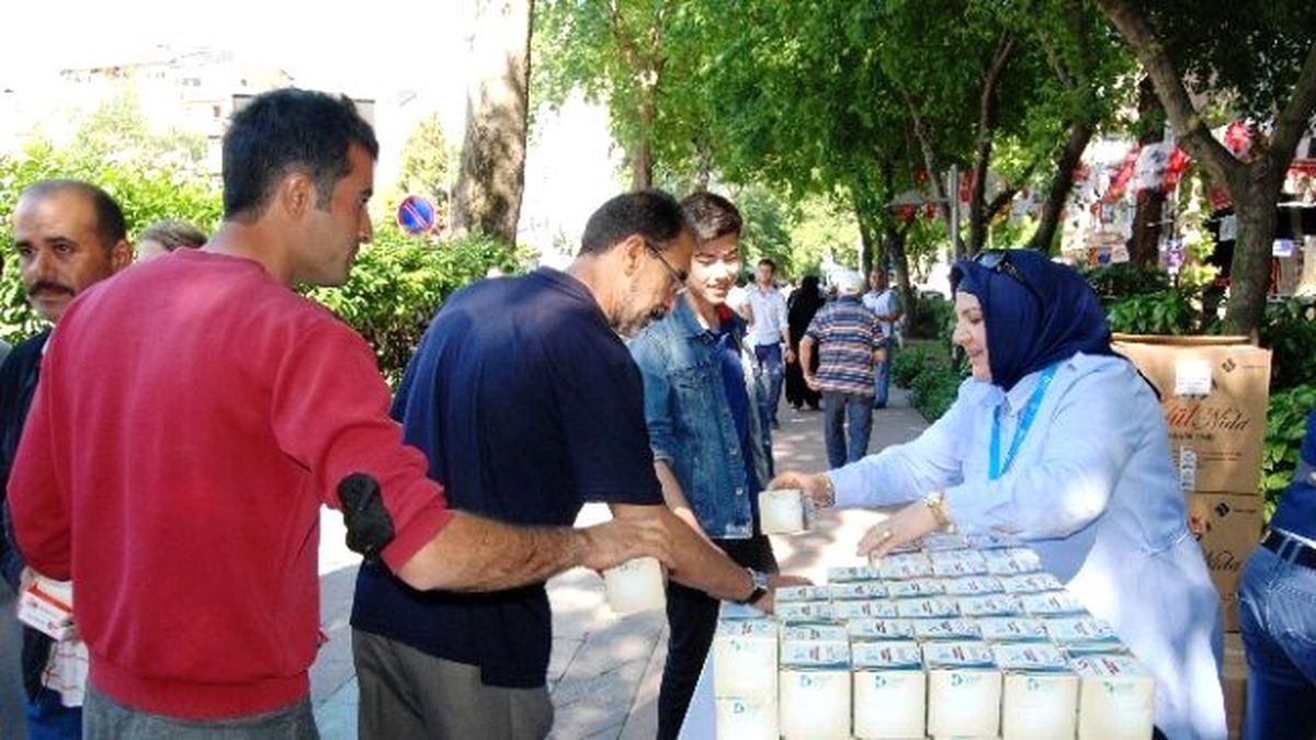 İzmit Belediyesi Kandil Simidi Dağıttı