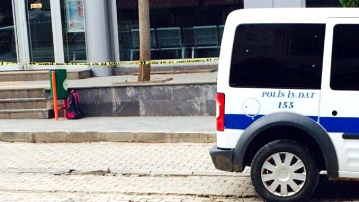 Kaldırıma Bırakılan Sırt Çantası Bomba Paniği Yaşattı