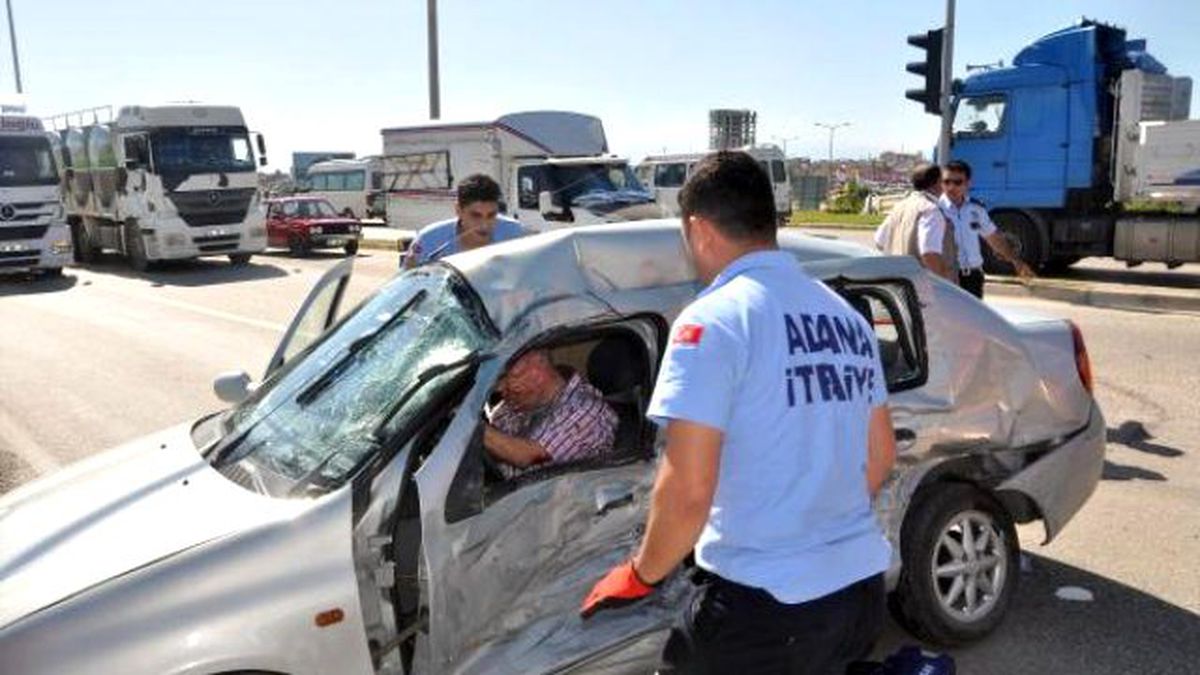 Kavşakta TIR Çarptı: 1 Yaralı
