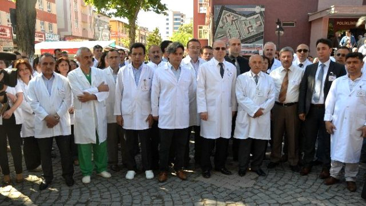 Kayseri\'de Sağlık Çalışanları 15 Dakikalık İş Bırakma Eylemi Yaptı