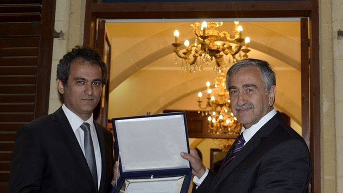 KKTC Cumhurbaşkanı Akıncı\'dan Rektör Özer\'e Plaket