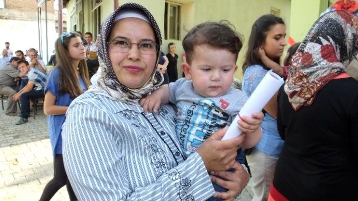 Kucağında Çocuğu ile Belge Aldı