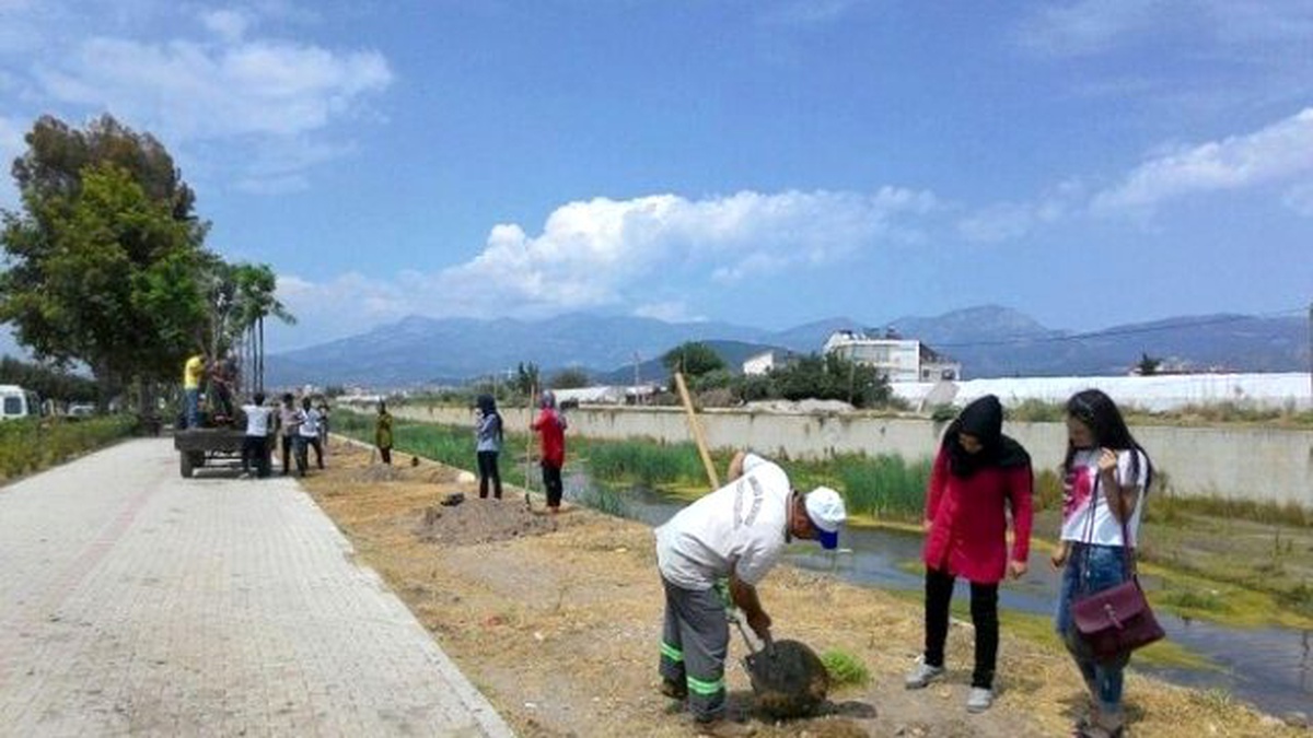 Kumluca Myo Öğrencileri, Yürüyüş Yolunu Çiçeklendirdi