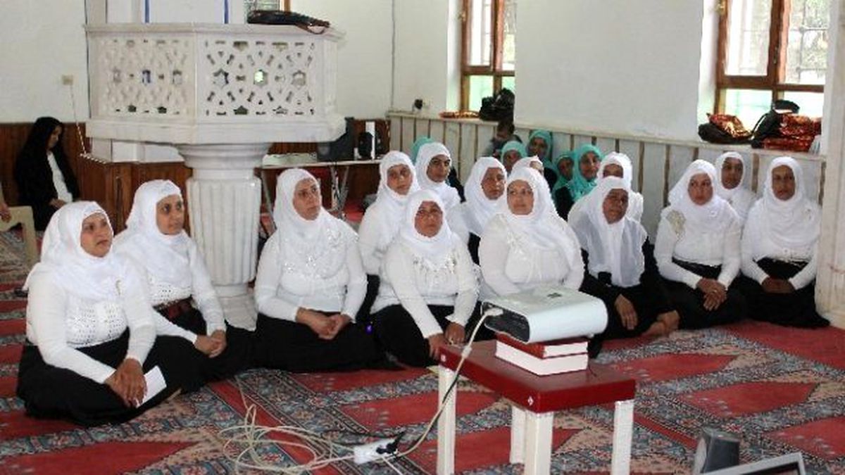 Manyas\'taki Roman Bayanlar Hatim Dualarını Yaptılar