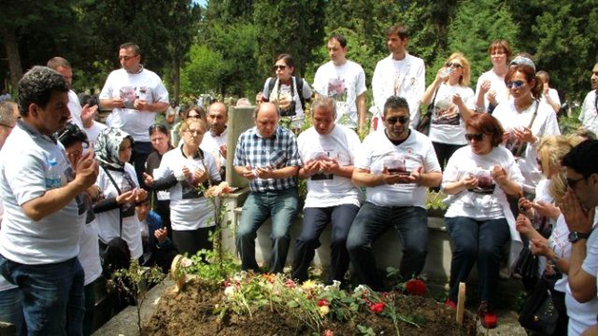 Mesai Arkadaşlarından Furtun\'un Mezarına Ziyaret