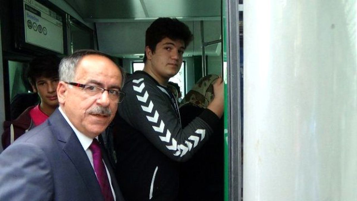 MHP Milletvekili Tramvaya Bindi Seçmenden Destek İstedi