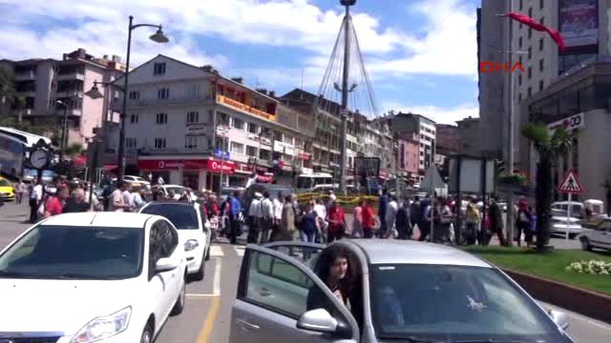 Milli İttifak\'ın Seçim Minibüsüne Yumruklu Saldırı