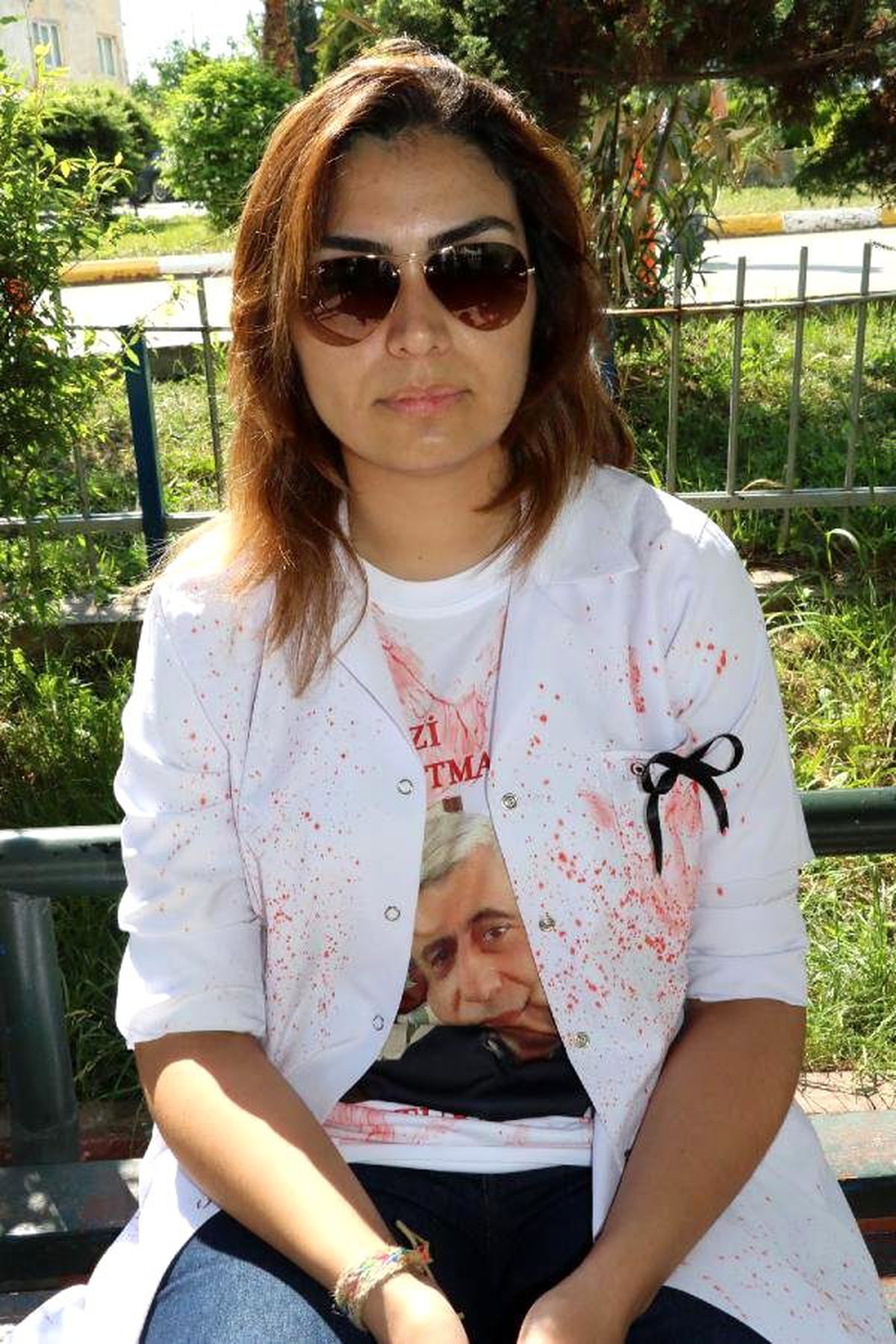 Öldürülen Doktor İçin Kanlı Önlüklü Protesto