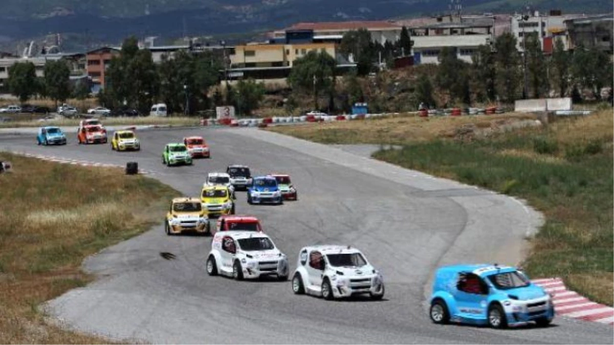 Oyuncu Ümit Erdim, Yarışta Takla Atan Otomobilden Sağlam Çıktı