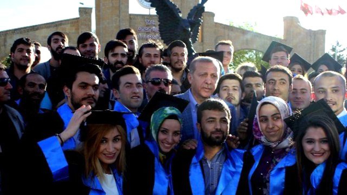 Cumhurbaşkanı Erdoğan Mezuniyet Fotoğrafı Çektiren Öğrencileri Yalnız Bırakmadı