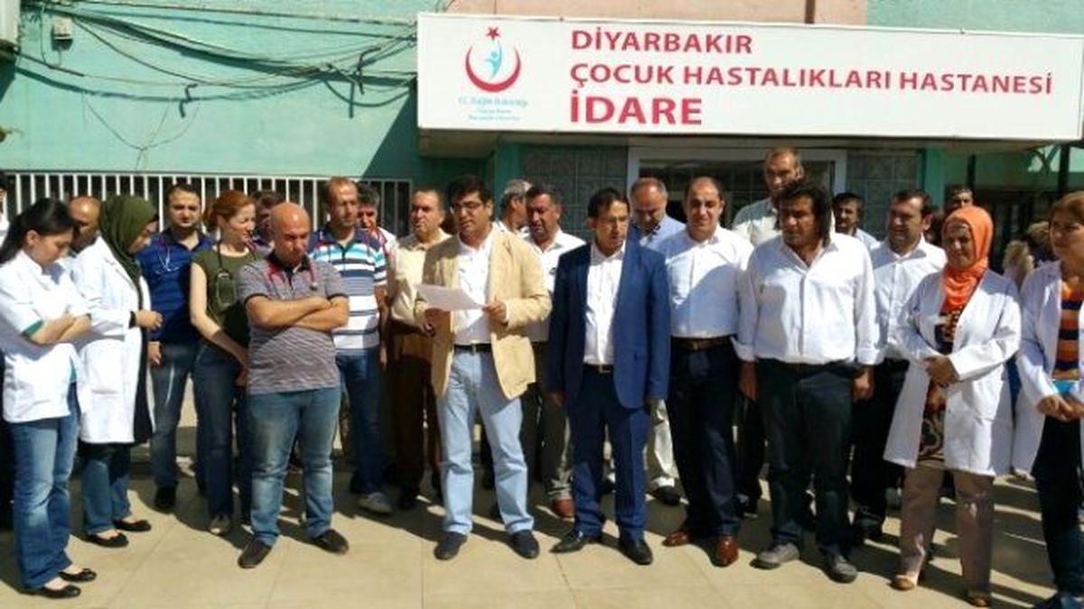Sağlık Bakanlığı\'nın Kararı ile Sağlık Çalışanları 15 Dakika İş Bıraktı