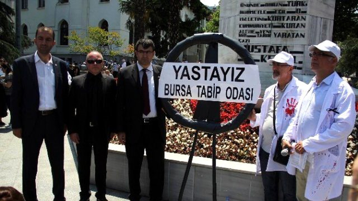 Sağlık Çalışanları Atatürk Anıtı\'na Siyah Çelenk Bıraktı